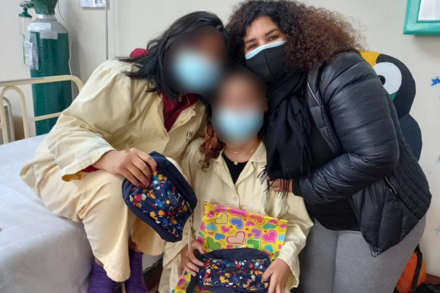 Paciente muestra agradecimiento entregando presentes a niños hospitalizados