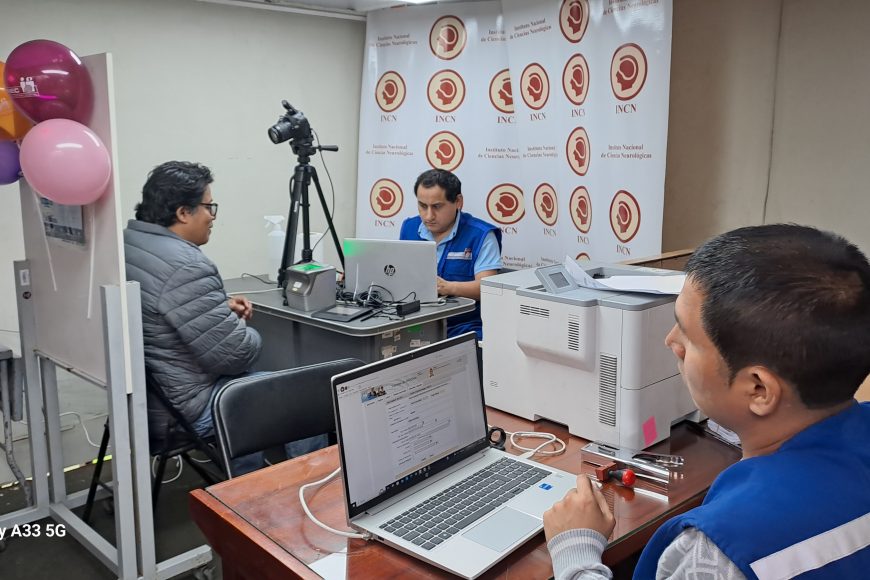 Personal del INCN accede a DNIe en campaña de Reniec y Minsa